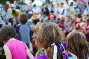 Fast drei Millionen Kinder und junge Erwachsene in Armut