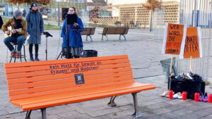 Einweihung der Orange Bänke in Magdeburg